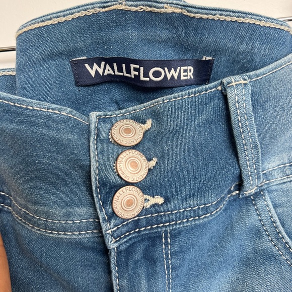 [Free add on item] Wallflower Junior denim shorts - Picture 2 of 5